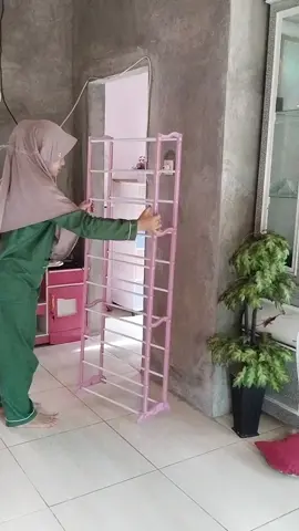 Beresin kerudung ke rak susun, biar kelihatan rapi dan gampang diambil