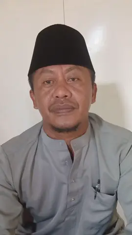 #fyp#viral #anambaspos #kabupatenkepulauananambas  Kedes Batu Berapit dan Impol Klarifikasi Video Permohonan Peninjauan Ulang Pemindahan Personel Polsek Jemaja ANAMBAS, Anambaspos.co.id - Kepala Desa (Kades) Batu Berapit, Kecamatan Jemaja, dan Kades Impol, Kecamatan Jemaja Barat, Yurnalis, memberikan klarifikasi resmi terkait video yang beredar luas di media sosial mengenai permohonan kepada Polda Kepulauan Riau (Polda Kepri) atau Polres Kepulauan Anambas agar dilakukan peninjauan ulang terhadap pemindahan Aipda Marulam Siahaan dari tempat tugasnya di Polsek Jemaja. Dalam pernyataan yang disampaikan secara bersama-sama, kedua kepala desa menegaskan bahwa klarifikasi ini disampaikan dalam keadaan penuh kesadaran, tanpa adanya paksaan atau tekanan dari pihak manapun.  Mereka juga menegaskan bahwa narasi dalam video yang viral sebelumnya itu, tidak memiliki maksud atau tujuan untuk mengintervensi kewenangan institusi kepolisian, baik di tingkat Polda Kepulauan Riau maupun Polres Kepulauan Anambas. “Kami dengan kesadaran penuh memohon maaf yang sebesar-besarnya atas apa yang telah terjadi, serta atas potensi kesalahpahaman yang timbul akibat beredarnya video tersebut,” ujar Kades Batu Berapit dan Kades Impol dalam pernyataan klarifikasinya, Senin (02/06/2025). Keduanya juga menegaskan bahwa sebagai pemerintah desa, mereka sepenuhnya menghormati wewenang dan keputusan yang diambil oleh institusi kepolisian terkait penempatan maupun pemindahan personel yang menjadi kewenangan pihak berwenang.  Mereka berharap permohonan maaf yang telah disampaikan dapat memperjelas posisi mereka, serta menghindari adanya persepsi negatif yang dapat merugikan hubungan baik antara pemerintah desa dan aparat kepolisian. Lebih lanjut, Kades Batu Berapit dan Kades Impol mengajak seluruh masyarakat untuk tetap menjaga hubungan harmonis dengan pihak kepolisian, serta mendukung penuh setiap upaya yang dilakukan demi terciptanya keamanan dan ketertiban di wilayah Kecamatan Jemaja dan Jemaja Barat. Dengan demikian, klarifikasi ini diharapkan dapat menjadi penjelasan resmi atas beredarnya video yang sempat menimbulkan berbagai tanggapan di kalangan masyarakat maupun pihak terkait. (*).