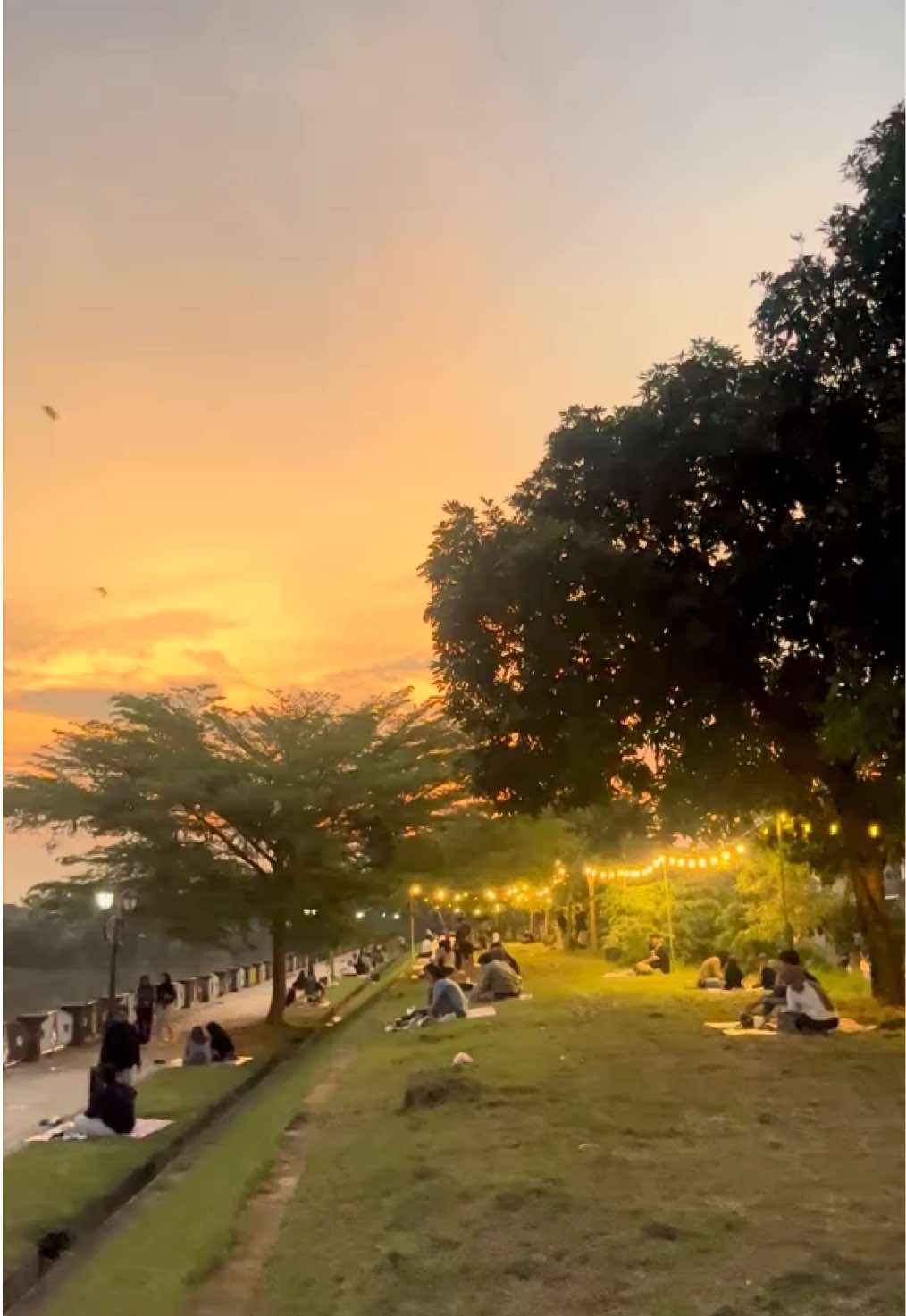 spot nyore di tengah kota solo🌆🌥️🍃 #tirtonadisolo #surakarta24jam #senja 