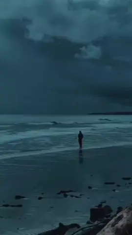 أقف على الشاطئ، حيث تلامس الأمواج قدمي برفق، لكنني أشعر بثقل الحزن في قلبي. السماء مفتوحة، ولكنها لا تحمل لي سوى ظلال الذكريات المؤلمة. البحر أمامي يبدو بلا حدود، كأنما يمتد إلى عمق الذاكرة، ويعكس لي صورًا لماضٍ فقدته. تتلاطم الأمواج، وكأنها تجسد صراعي الداخلي. كل موجة تحمل معها لحظات من الفرح، لكن سرعان ما تغمرني مشاعر الفقد والاشتياق. أرى صور أحبتي الذين رحلوا، وأسمع ضحكاتهم التي تتلاشى في زحام الصمت.  أفكر في سنوات عمري، في الأوقات التي كانت فيها السعادة قريبة، وفي اللحظات التي ظننت فيها أنني سأظل على قيد الحياة دون ألم. لكن، كما تتخلى الأمواج عن الشاطئ، تخلى عني الزمن، وتركني أواجه وحدتي. هنا، على الشاطئ، أشعر بعزلة عميقة. كل شيء حولي جميل، لكن قلبي مثقل بالأحزان. أستمع لصوت البحر، الذي يتحول إلى صدى لآلامي، وأدرك أن الحياة ليست سوى رحلة تتنقل بين الفرح والحزن، حيث يبقى الحزن هو رفيقي الدائم، كالأمواج التي لا تتوقف عن التلاطم. #foryou🖤 #foryou🖤🥀 