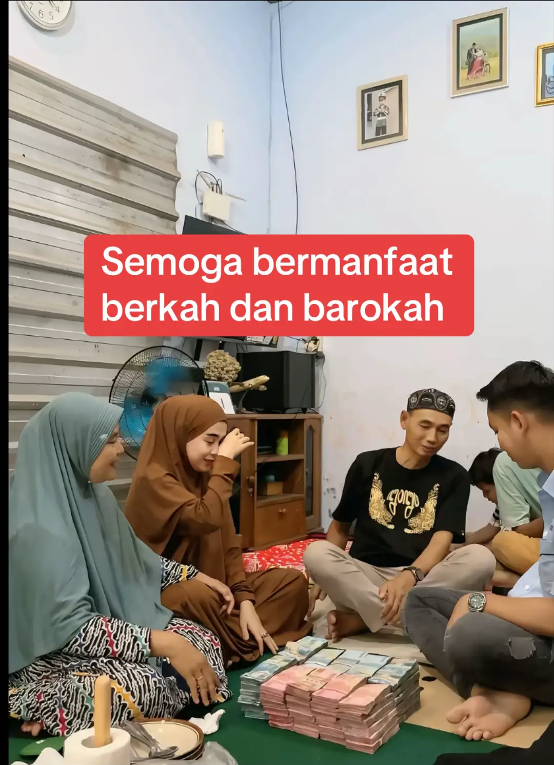 *Menerapkan sifat sabar*  Hidup yang tenang adalah impian banyak orang, dan meskipun setiap individu mempunyai cara dan pandangan tersendiri tentang ketenangan, ada beberapa prinsip atau kunci yang dapat membantu mencapai hidup yang lebih tenang. Berikut adalah beberapa kunci utama dalam mencapai ketenangan hidup:    1. Mendekatkan Diri Kepada Allah    Bagi umat Islam, mendekatkan diri kepada Allah adalah sumber utama ketenangan hati. Dalam Surah Ar-Ra’d, ayat 28, Allah berfirman: 