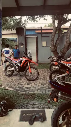 මුළු ජිවිතේම මෙතන 💸🥺❤️‍🔥 #viral #foryoupage #spinriders🇱🇰 #bikelife #hhhhhhhhhhhhhhhhhh #☠️🖤 #r15 #cbr1000rr #foryou @PNS 💸🌒