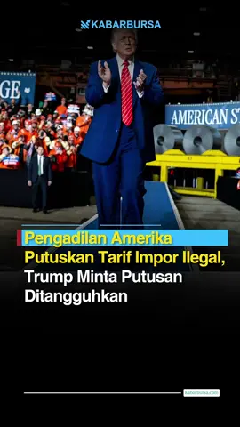 Pengadilan Amerika Putuskan Tarif Impor Ilegal, Trump Minta Putusan Ditangguhkan Pemerintahan Presiden Amerika Serikat Donald Trump meminta pengadilan banding untuk menunda putusan kedua yang menyatakan kebijakan tarif impornya melanggar hukum. Putusan tersebut dianggap bisa mengganggu negosiasi dagang dengan berbagai negara. Putusan pertama dikeluarkan oleh Pengadilan Perdagangan Internasional di Manhattan pada 28 Mei, menyatakan bahwa Trump melampaui kewenangannya dalam menetapkan tarif besar. Sehari kemudian, pengadilan federal di Washington, D.C. mengeluarkan putusan serupa, menyebut tarif itu tidak sah menurut Undang-Undang Kekuatan Ekonomi Darurat Internasional, yang seharusnya hanya digunakan untuk situasi darurat nasional. Gugatan hukum ini menantang dasar hukum Trump dalam memberlakukan tarif terhadap sebagian besar mitra dagang Amerika, termasuk China, Meksiko, dan Kanada. Tarif itu sempat diberlakukan dengan alasan ketiga negara memfasilitasi masuknya fentanil ke Amerika Serikat, yang kemudian tuduhan itu telah dibantah oleh negara-negara tersebut. Meski kalah di pengadilan, pemerintahan Trump mendapat izin sementara untuk menerapkan kembali tarif selama proses banding berlangsung. Keputusan untuk jeda jangka panjang masih menunggu hasil pengadilan. #perangdagang #trump #amerika  #china