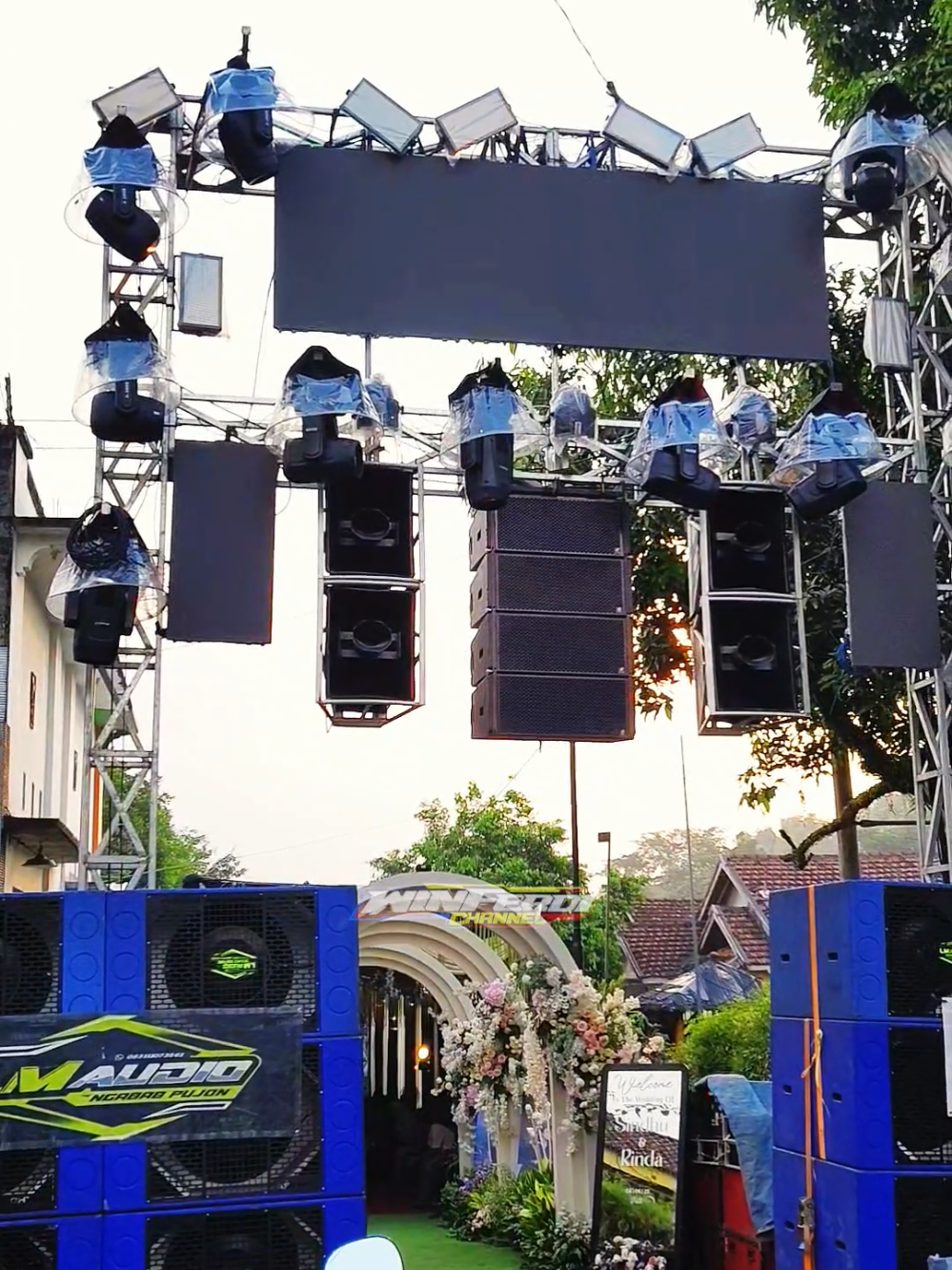Trend Hajatan Mode Gapura Full Lighting Videotron @lm_audio2  #lmaudio #teamkejutofficial #faskhosengokblitar #fyp #malang24jam #karnaval #sound #soundhoreg #mampirberanda #beranda #soundsystem #hajatan #videotron #lighting #karnavalsound 