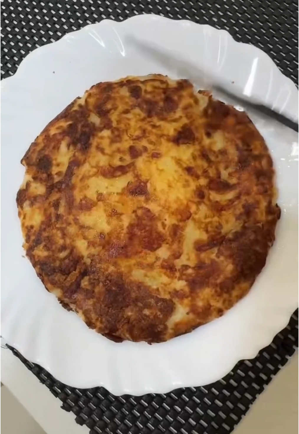 PÃO DE QUEIJO DE FRIGIDEIRA - 3 ingredientes, pronto em 5 min! Se você quer uma opção prática, gostosa e que mata a vontade de pão de queijo sem sair da dieta... achou! - Receita: • 3 fatias de muçarela • 2 colheres de sopa de tapioca • 1 colher de sopa de requeijão Misturou? Jogou na frigideira e pronto - crocante por fora, cremoso por dentro, e com aquele gostinho irresistível! E o melhor: com ingredientes simples, sem bagunça, sem forno e perfeito pra encaixar em qualquer refeição do dia! Se você ama esse tipo de receita fácil, funcional e gostosa, comenta 