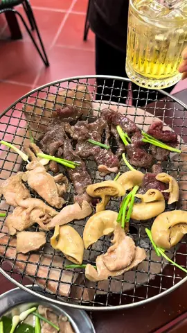សាច់​អាំង​ទឹក​កាពិ​ជាតិ​ណាស់​បងប្អូន  🌺រំយោល​ ហ្គាឌិន​ 🌺​ ដែល​មានពីរសាខា ⏰បេីលក់រាល់ថ្ងៃ​ ពីម៉ោង7:00ព្រឹក​​​ដល់​11:00យប់ 🍱មានលក់​ អាហារពេលព្រឹកថ្ងៃត្រង់នឹងល្ងាច​,បង្អែម​ខ្មែរ​ (ឡាយបេន)  ☎️សំរាប់​កក់តុកសាខាបូកគោ: 092 209 389 / 016509389 Facebook : https://www.facebook.com/share/162gF7Xtxb/?mibextid=wwXIfr 🗺️ទីតាំង​: ផ្ទះ​លេខ​81​ ផ្លូវ​95 សង្កាត់​បឹងកេងកង​3, ខណ្ឌ​បឹងកេងកង​3, ភ្នំពេញ​៕ 📍https://maps.app.goo.gl/hdcRfv5wuUDfiCrR6?g_st=com.google.maps.preview.copy ☎️សំរាប់​កក់តុកសាខាទួលគោក:  098 209 389 / 070 209 389 🗺️ទីតាំង​: ផ្ទះ​លេខ​12 ផ្លូវ​546​ កែងផ្លូវ​313 សង្កាត់​បឹងកក់​ទី1, ខណ្ឌ​ទួលគោក​, ភ្នំពេញ​៕ 📍https://maps.app.goo.gl/WQ19eKDiytNmbxu5A?g_st=ic