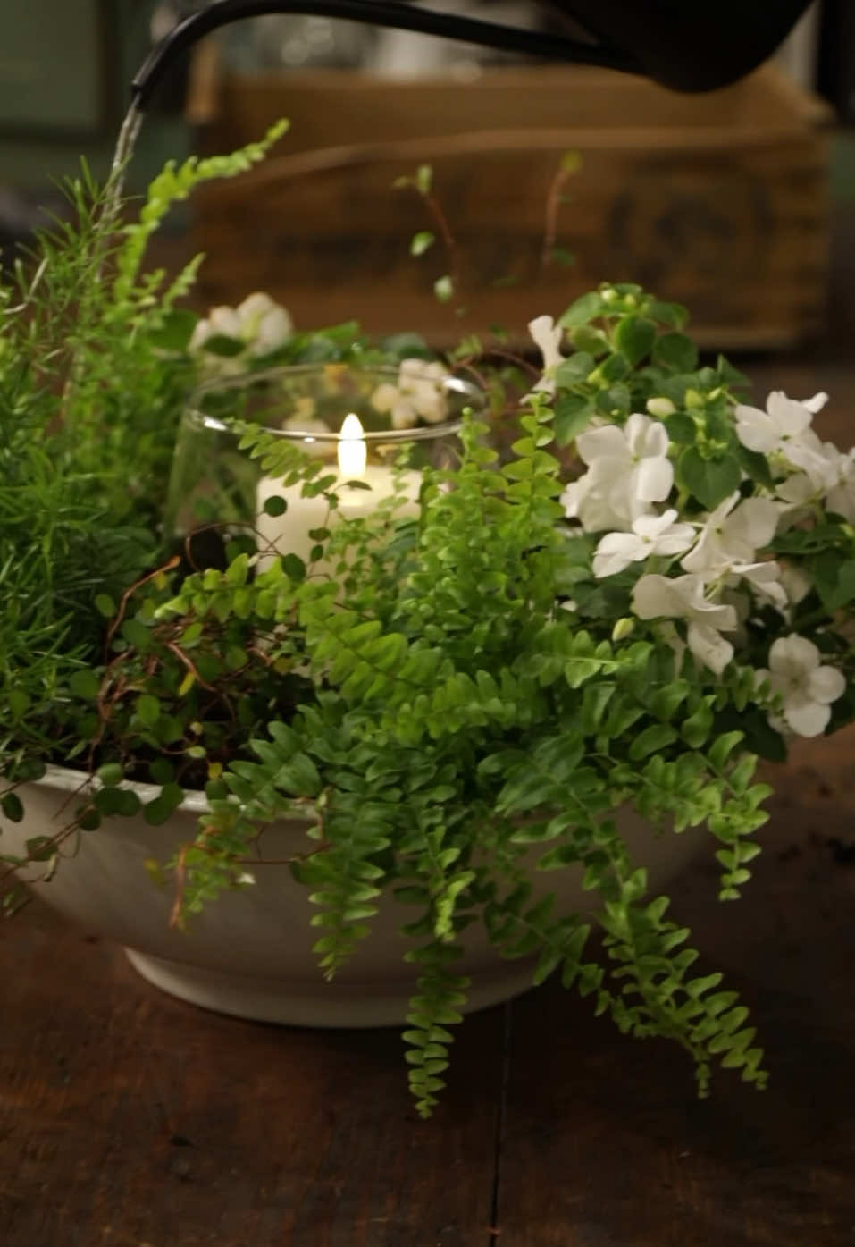 Here’s a charming way to style a summer arrangement: nestle potted plants and flowers into a vintage enamel bowl, and pair it with a glass container holding a faux candle. It’s a simple and cheerful touch for a tabletop, kitchen island, or an outdoor dining space. simplycottage.com #cottagestyle #simplycottage #muskokalife #summerliving 