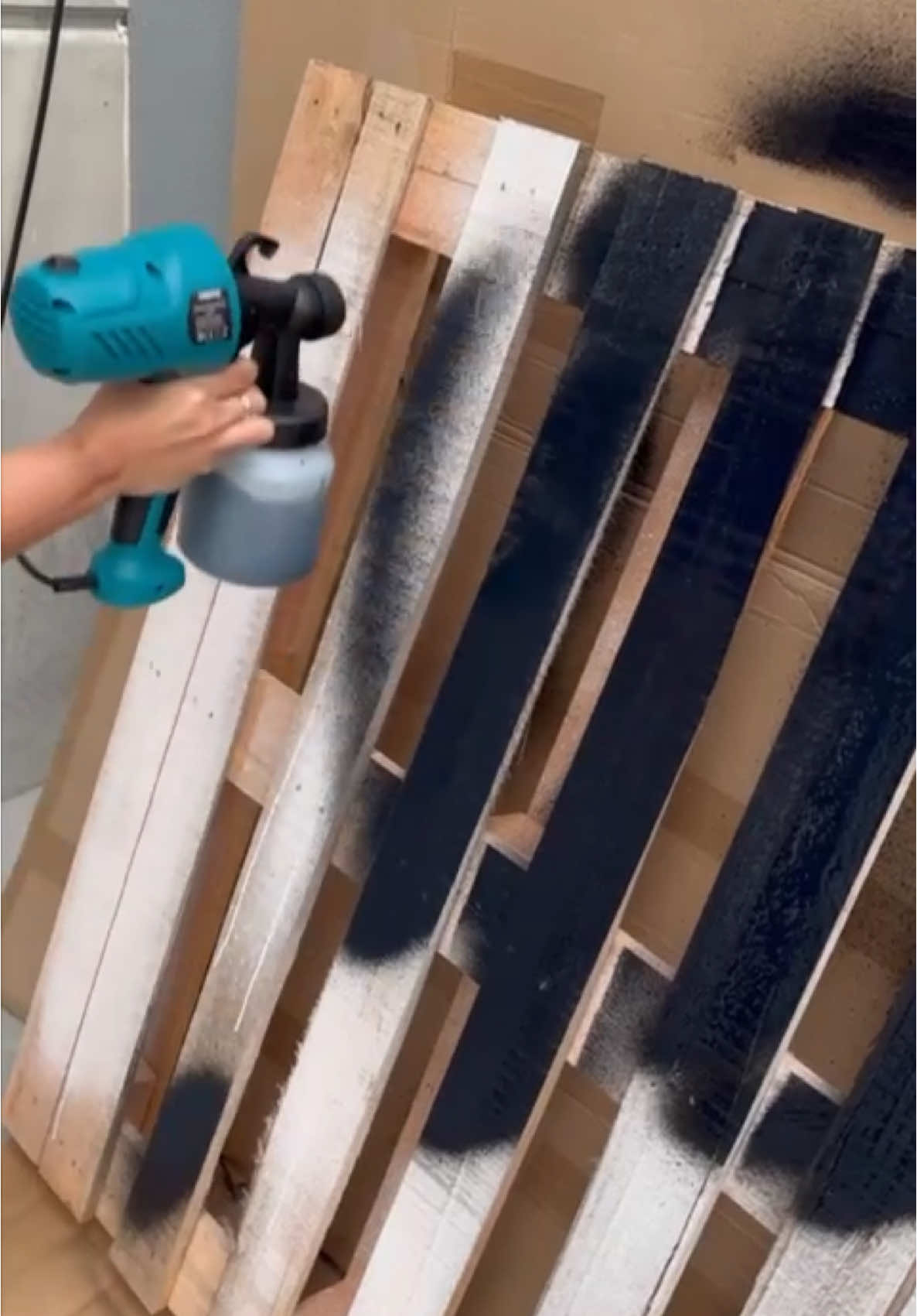LOJA NA BIO                                        A pistola de pintura TSSAPER 450W é perfeita para projetos de pintura e reparos, com tecnologia HVLP para acabamento uniforme. Leve e compacta, tem reservatório de 800 ml e três regulagens de spray.       #fyp #foryoupage #tiktokshopchegou #tiktokshop 