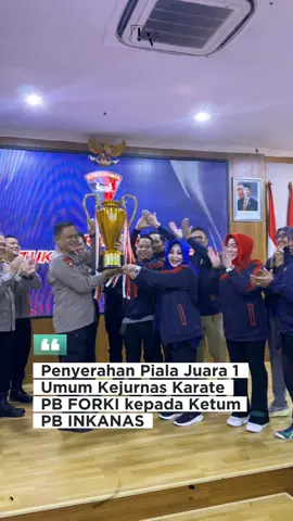 Dalam momen penuh kebanggaan, Piala Juara Umum 1 Kejurnas PB FORKI secara resmi diserahkan kepada Ketua Umum PB INKANAS, Komjen Pol. Drs. Imam Widodo, M.Han., yang juga menjabat sebagai Dankor Brimob Polri. Penyerahan ini menjadi simbol keberhasilan dan dedikasi tinggi seluruh tim PB INKANAS yang telah menunjukkan performa gemilang di ajang Kejurnas PB FORKI dan Piala Gubernur Riau di Pekanbaru. Dengan raihan 6 emas, 4 perak, dan 6 perunggu, PB INKANAS kokoh berdiri di puncak prestasi nasional. Harapan besar kini tertuju pada para atlet karate PB INKANAS agar terus menjaga semangat juang, kedisiplinan, dan sportivitas dalam setiap kompetisi. Semoga prestasi ini menjadi pelecut untuk meraih pencapaian lebih tinggi di tingkat internasional, sekaligus menginspirasi generasi muda Indonesia untuk menjadikan karate sebagai jalan membangun karakter, bela negara, dan kebanggaan bangsa. #fyp #titikverdi #Inkanas #karate #atlet