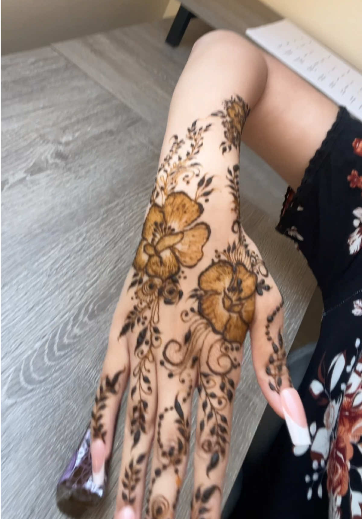 I think these henna transitions are growing on me😭😭😭 @sbd.designs  #fyp #foryoupage #hennaart #xyzbca #mehndi #hennatiktok #xyzbcafypシ #eidhennainspo #hennatutorial #henna #hennatransition #hennatrend #mehnditutorial #london #khaleeji #khaleejihennadesign #transitions #khaleejihenna 