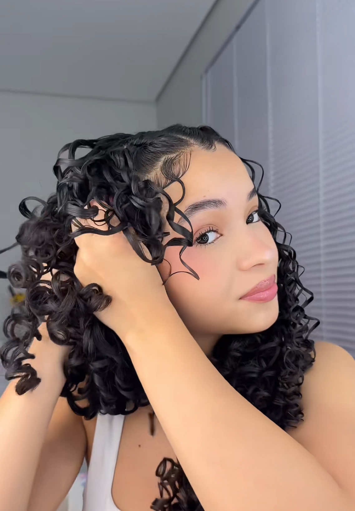 buen día chicas!!! les comparto un hermoso peinado que te hará resaltar tus rizos 💖 Créditos: @Ester Lima ✩ #hairtok #curlyhair #peinados #curlyhairtutorial #curlygirl 
