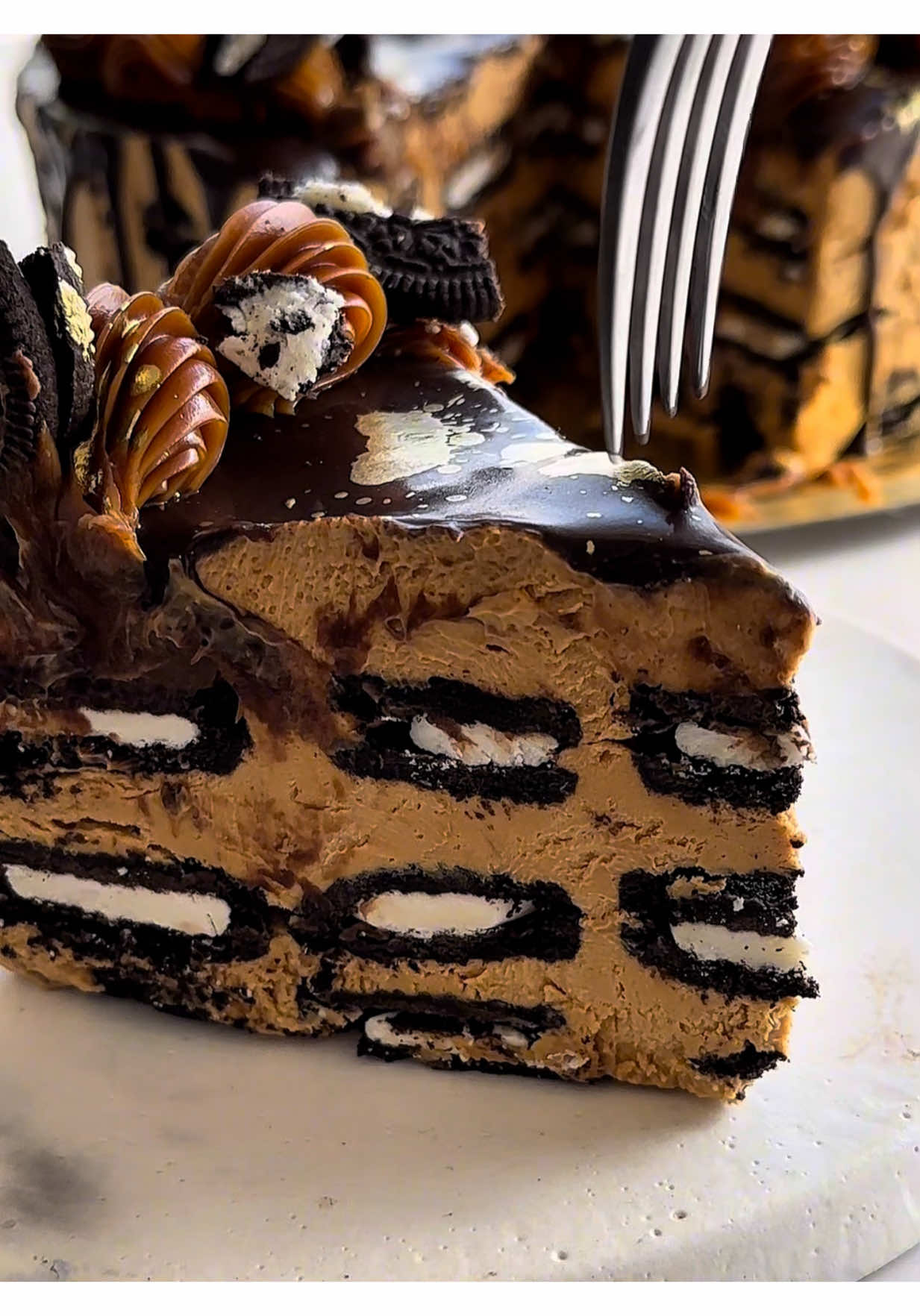 CHOCOREO Para un molde de 28 cm MUY ALTO  ( podes dividir la receta en dos partes y hacerlo en un molde de 16 cm)  Vas a necesitar 👉🏻  * 6 paquetes de galletitas oreo  * 800 g de dulce de leche repostero  * 800 g de crema de leche ( tenor graso superior al 36 %)  * Leche para remojar cantidad necesaria  * 100 g de chocolate + 100 g de crema de leche para la ganache de chocolate  La crema de la chocotorta la hacemos uniendo el dulce de leche con la crema y logrando un punto firme! Clave que la crema de leche sea de un tenor graso superior al 36 % porque vamos a tener mejor cuerpo.