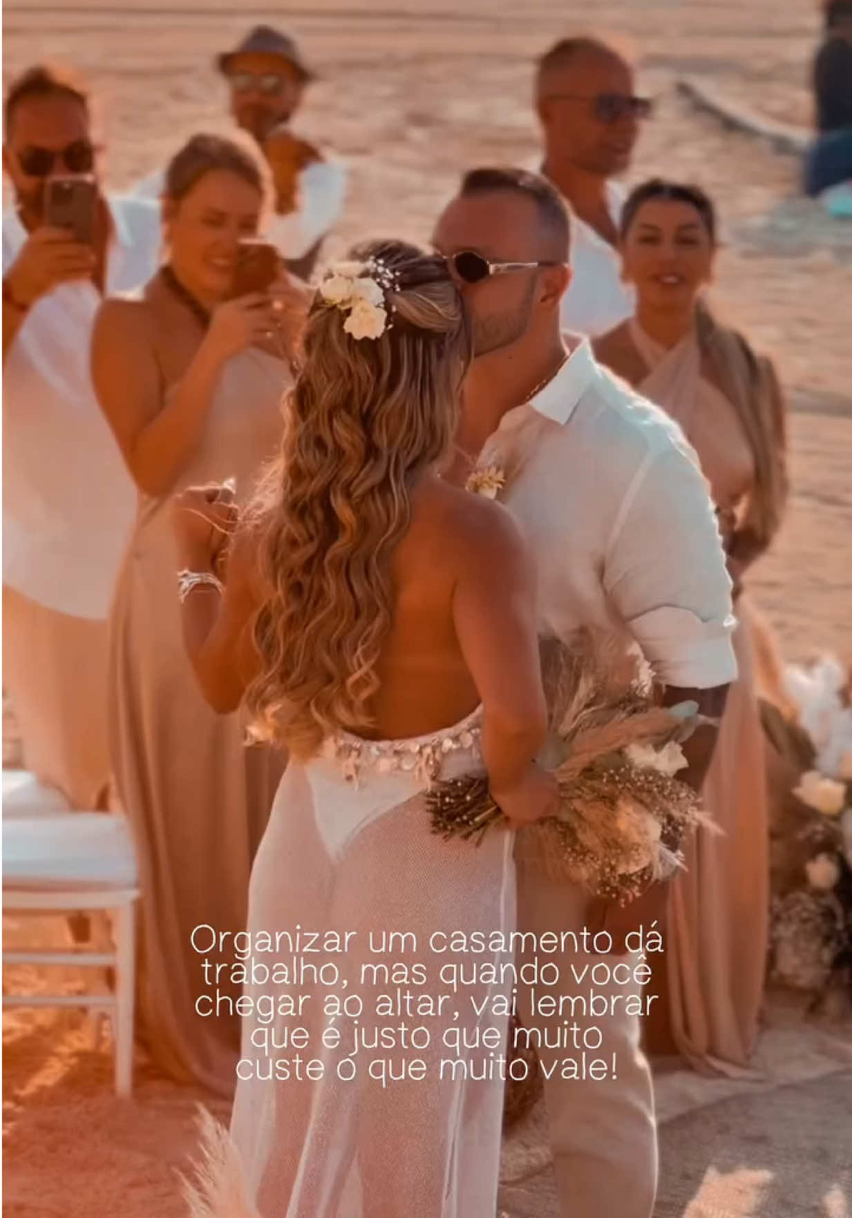 É justo que muito custe o que muito vale🤍 • #casamentonapraia #wedding #cancún #méxico #noivas #casamento #casamentoperfeito #casarnapraia #weddingday #casaremcancun #amor #noivos #casei #trend #noivos 