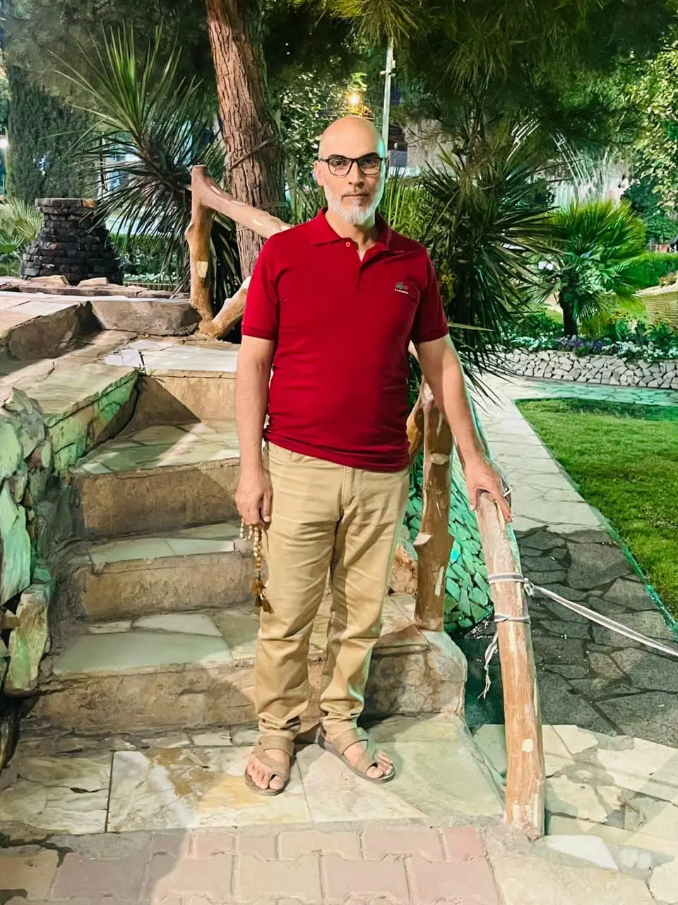 ما نعرف نعاتب من  يغثونه  ونضحك من گلبنه ويا اليزعلونه  ! .#سيف✒️ 