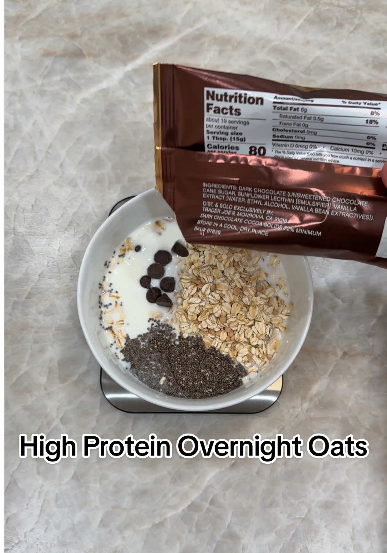 High protein overnight oats! RECIPE👇🏻  Prep in 2 mins — wake up to 60g+ of gains 💪 Ingredients: Greek yogurt, whole milk, Kodiak oats, dark choc, chia seeds, whey, banana 🔥 768 cals — 62P / 23F / 85C  #overnightoats #highproteinrecipes #easymealprep #GymTok #proteinbreakfast #fitlife