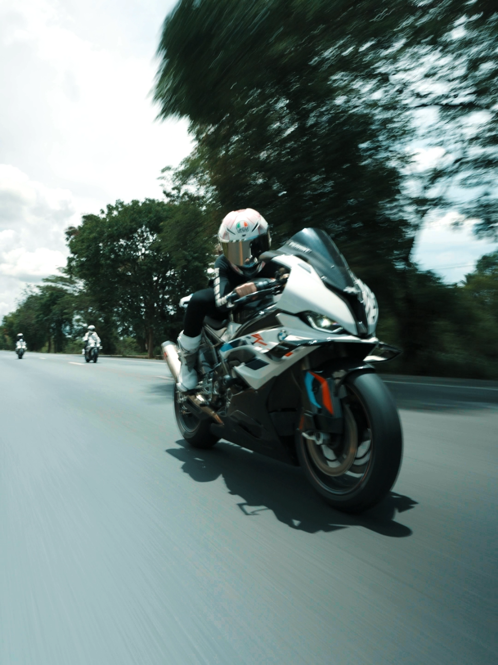 ถ้ารถไม่แรง ก็แซงผมยากหน่อยนะค้าบ #s1000rr #ผู้หญิงขี่บิ๊กไบค์ #สายบันเทิง #alpinestars #bangkokstat #bigbike #huahin #bigbikethailand 