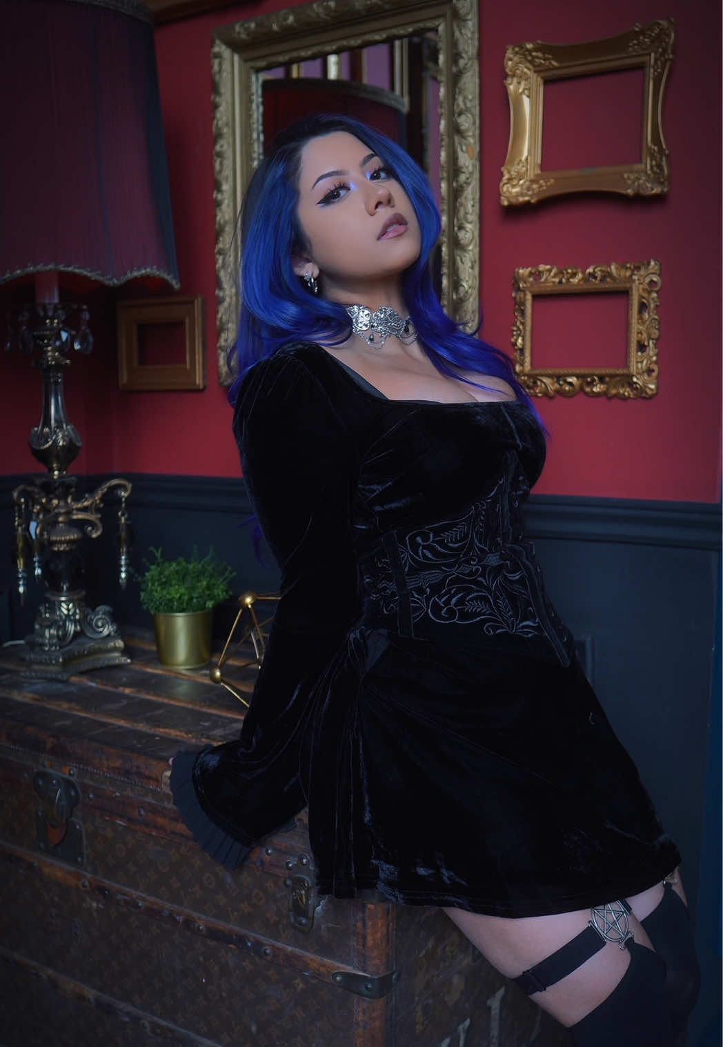 Born in the wrong century 🖤 . . #altfashion #gothicfashion  #bluehair #violethair #gothicaesthetic