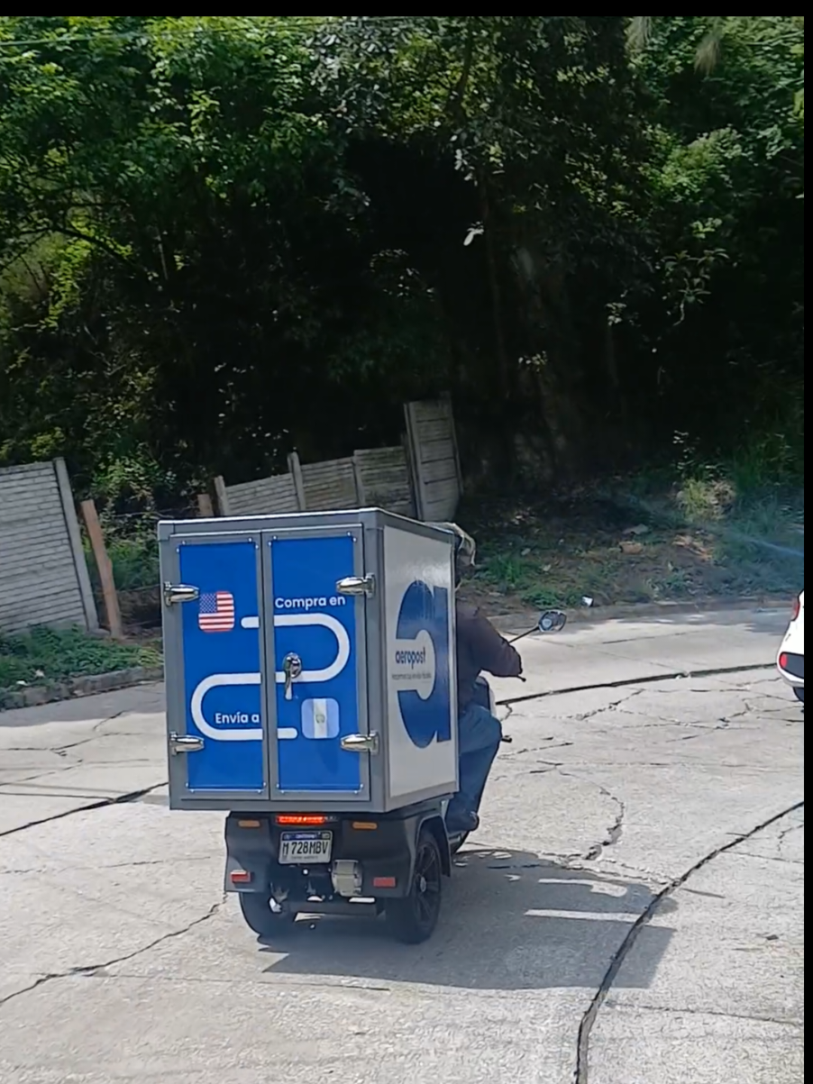 Lo que se encuentra uno en la calle!!! 🤯 UN MINI FURGÓN!!! #Mixco #BajadaDeLasCharcas #LaComunidad #Motos #Bikes #Humor #TransportePesado 