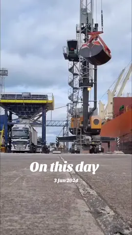 Liebherr LHM 180 putting in the  work! Newport Docks — precision cargo handling Smooth, powerful, and all part of a day’s work on the dock 📍 Newport, Wales #LiebherrLHM180 #NewportDocks #PortLife #CargoUnloading #HeavyMachinery #ShipToShore  #CraneWork #IndustrialTikTok #maritimeoperations #crane #onthisday 