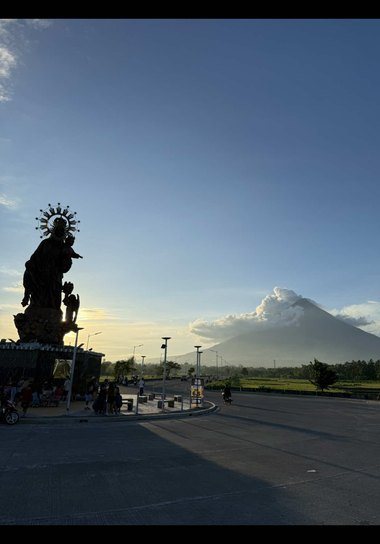 Walang kasing payapa ang 5PM sa Bicol. 🍃🌋 #bicol #mayon #mayonvolcano #sunsetlovers🌅🌄 #fyp #fypage #fyppppppppppppppppppppppppppp #foryou #zxycba 
