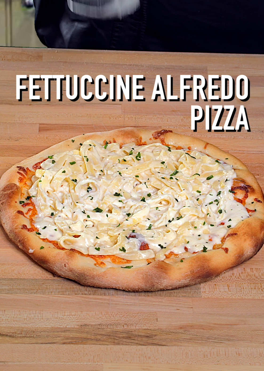 Fettuccine Alfredo Pizza 🍕 #foodhacks #pizza #delicious 