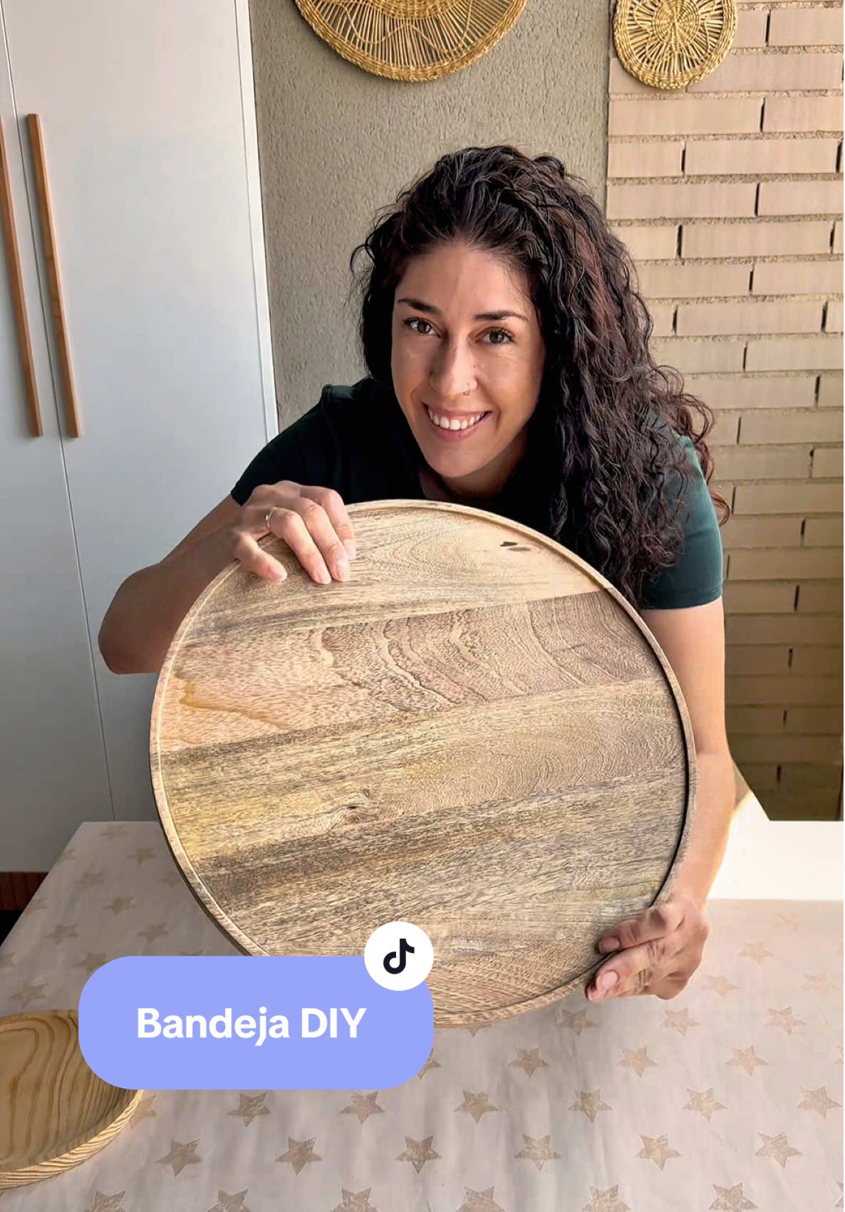 ✨ DIY fácil y con mucho encanto ✨ Hoy te enseño cómo hacer una bandeja decorativa con cuerda de yute. Solo necesitas una base redonda, cola blanca y paciencia para ir enrollando la cuerda… ¡y el resultado queda precioso! Ideal para decorar tu casa con un toque natural 🌿 ¿Te animas a hacer la tuya? 🧶💫 #DIY #decoracion #hack #trucosytips #bandeja 