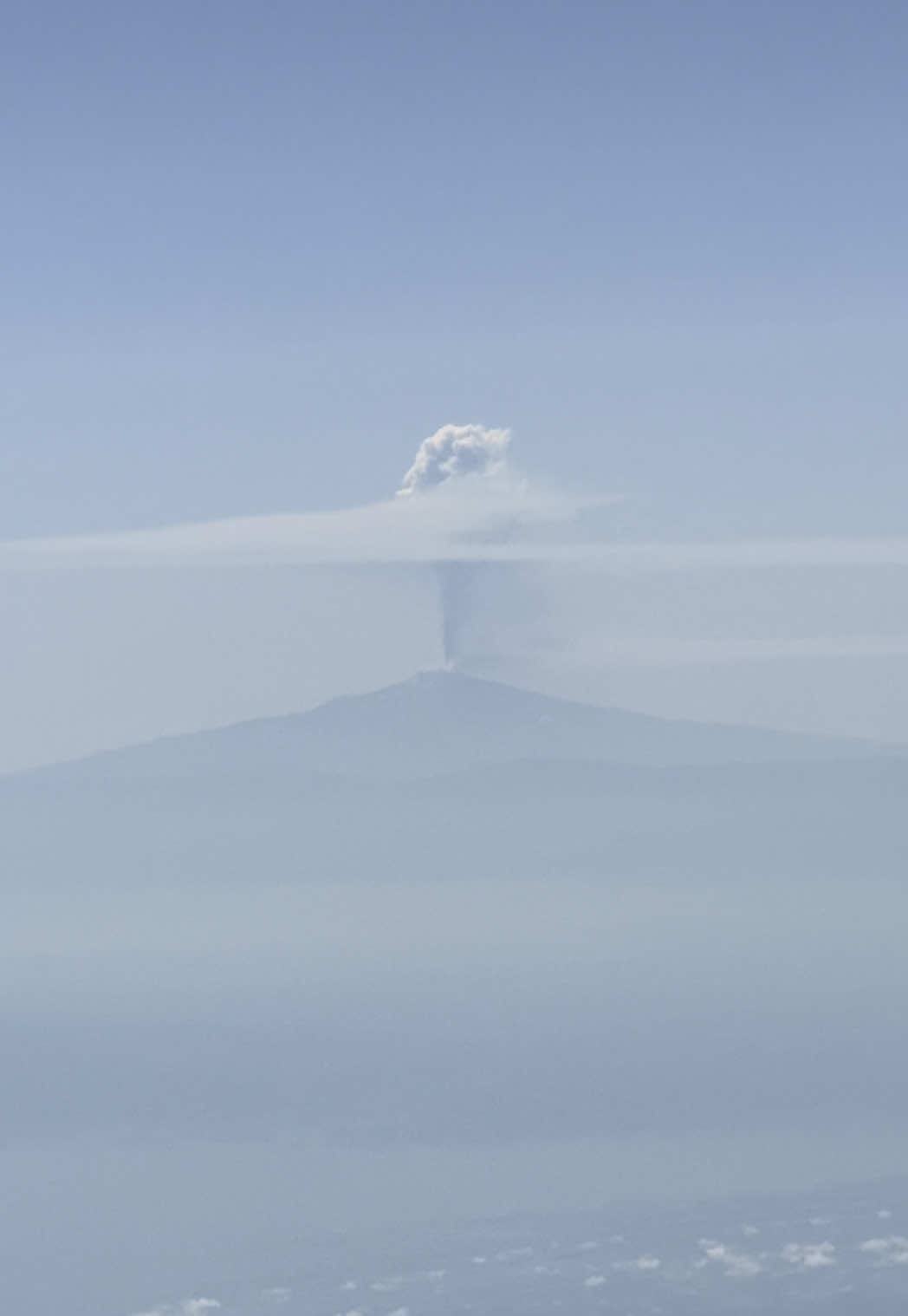 We were flying yesterday over #italy and we saw… #etna eruption #volcano #captain #fyp #tiktokviral #foryoupage❤️❤️ #sicily #work #pilot #viralvideos #crazy #pilot
