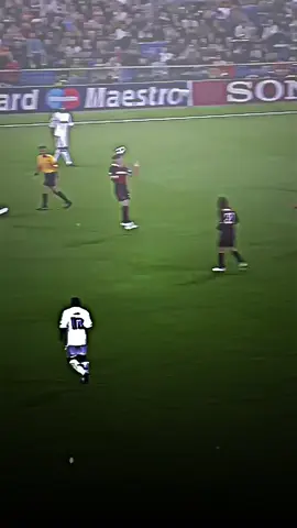 The magician Ronaldinho. #footballtiktoks #Soccer #foryoupage #fyp 
