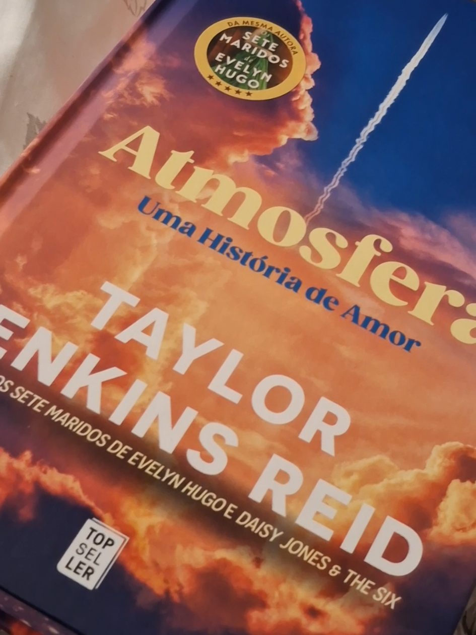 Atmosphere release day🥹 I'm in love with this edition <3 @WOOK  #books #book #BookTok #bookworm #bookish #booktokportugal #booksoftiktok #booktokcommunity #livros #reads #portugal #fy #fyp #foryou #tjr #taylorjenkinsreid #atmosphere #atmospheretaylorjenkinsreid 