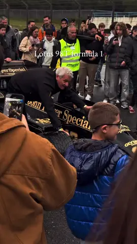 RELÍQUIA! Lotus 98T: Seria esse um dos carros mais lindos da história da F1? Impossível não lembrar de Ayrton Senna guiando esse carro! 🎥: dumpclassy