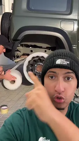Il met du papier bulle à la place de son pneu🤯🛞👀#auto #mercedes #pourtoi #challenge 