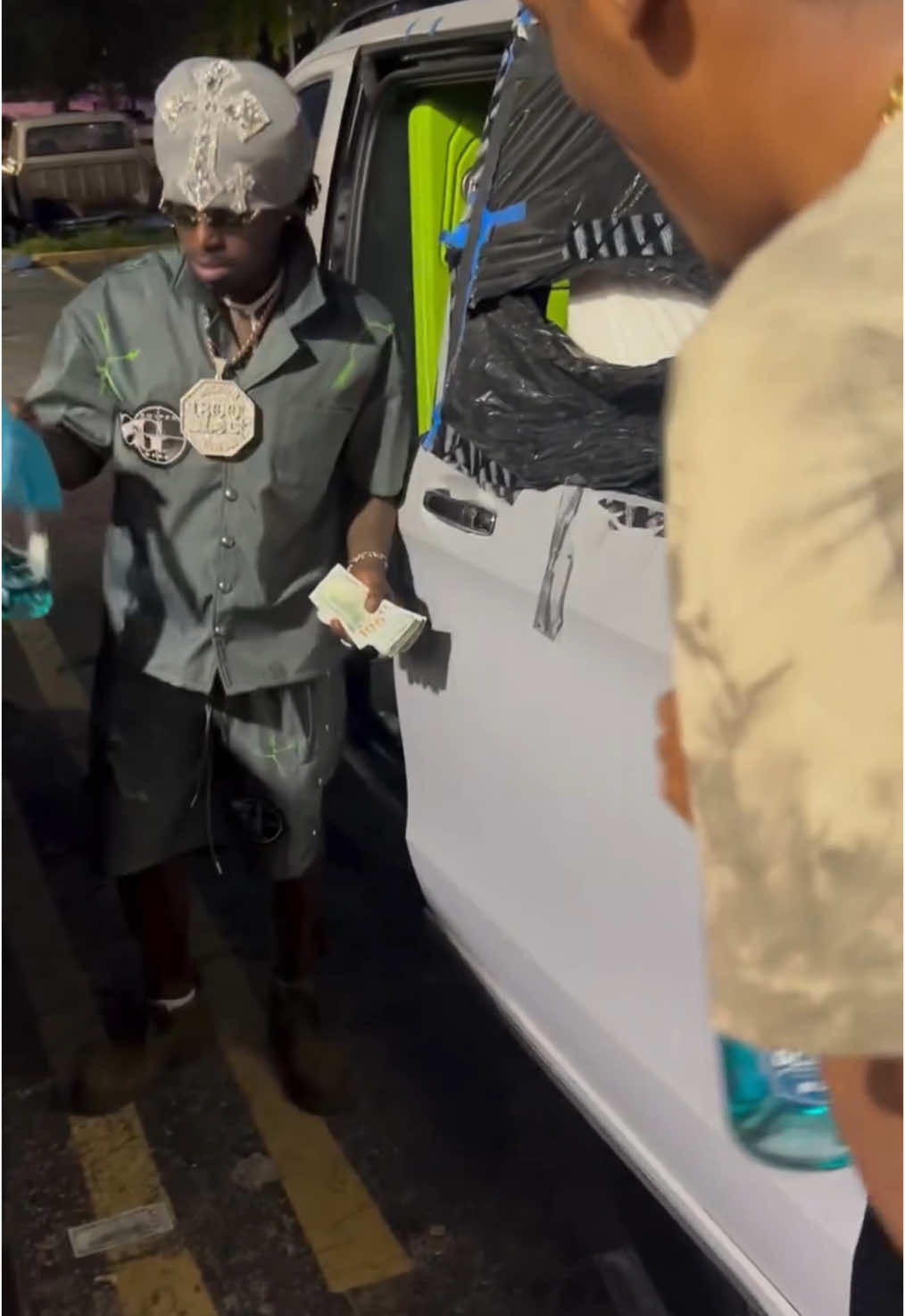 Kodak Black Blesses Producer anotherwav with 10K after his track “Cyber Truck” Hits 10 Million Views 💰🦅❤️‍🔥 #kodakblack #blessing #yak #producer #cybertruck #fyp #viral 