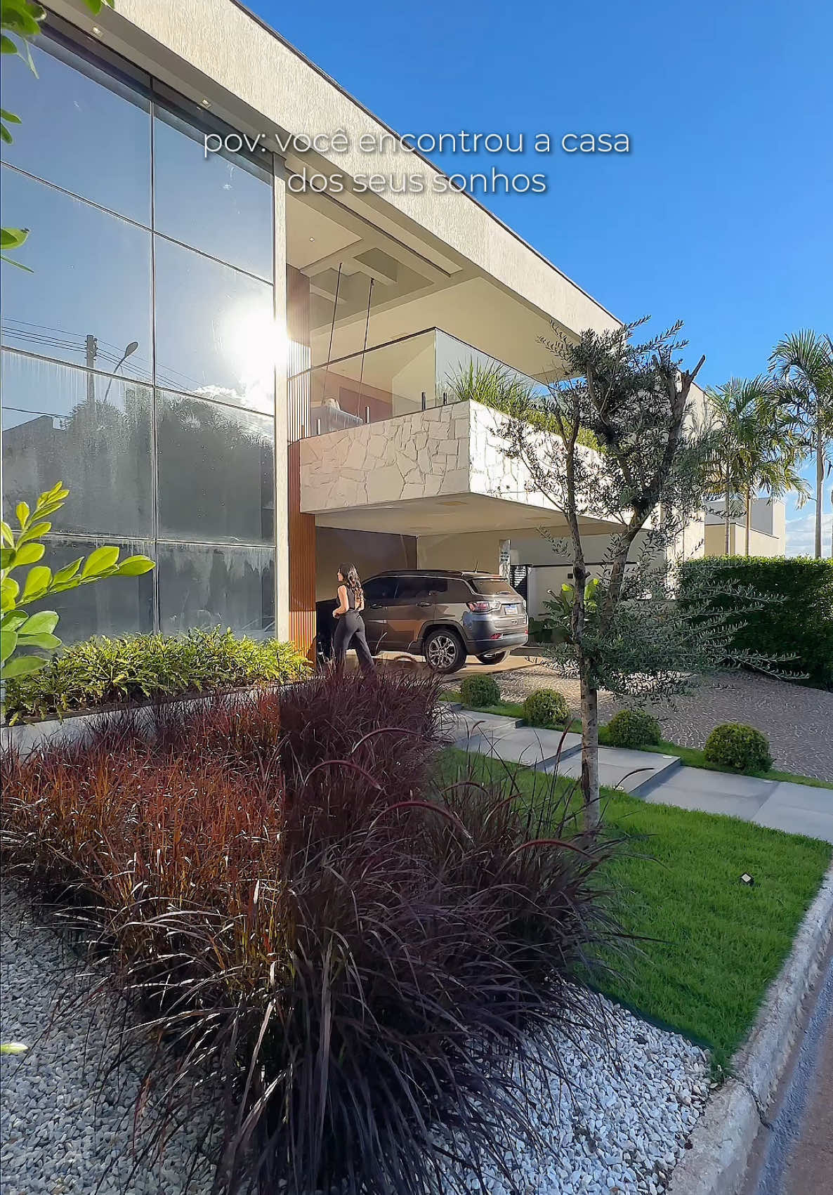 CONDOMÍNIO GREEN PARK - Sobrado de altíssimo padrão à venda !  Área de construção: 400m2  Área do terreno: 484m2 4 Suítes, sendo 3 no piso superior e 1 no térreo  Elevador com capacidade para 6 pessoas  Sala de tv com pé duplo  Sala de jantar  Cozinha  Area gourmet  2 Lavabos área externa sendo 1 feminino e 1 masculino  Piscina aquecida com hidro e led  Lavanderia com banheiro de serviço e Estendal  4 vagas de garagem. Diferenciais: Imóvel com acabamentos em pedras naturais  marcenaria em todos os ambientes | energia fotovoltaica de 1.000 km | Boiler | Esquadrias em alumínio | Sistema de som e segurança instalado com 9 câmeras | Poço artesiano do condomínio. Valor R$4.850.000,00  Agende uma visita e conheça em todos os detalhes 64/99274-1520  #casaàvenda #imovel #condomíniofechado #rioverde #imóveis #casadealtopadrão #corretordeimoveis #MercadoImobiliário 