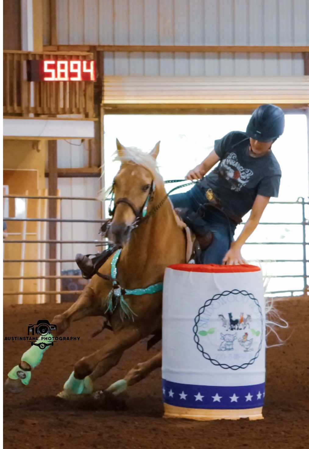 Dude's run from sunday was nice, fell in the cracks, but he was so good. got lucky enough to win this video from a giveaway, big thanks to @austinstahl.photography #AwesomeWave #DudeThePalomino #barrelracing #barrelracer #horse #foryoupage #fyp #abcxyz #xyzbca #dazzlerock #dazzlerocktack #viral #palomino 
