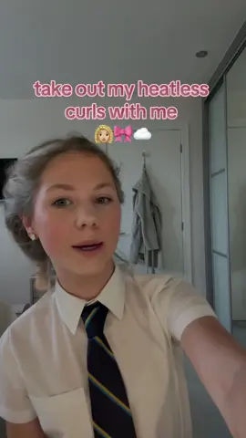 take out my heatless curls with me 👩🏼‍🦱🎀☁️ it did drop straight away from the rain 😔 @Gisou @Tangle Teezer  #viral #zyxbca #fypシ゚ #teamwork #fyp #teamworkmakesthedreamwork #influencer #june #heatlesscurls #curls #heatless #hair 