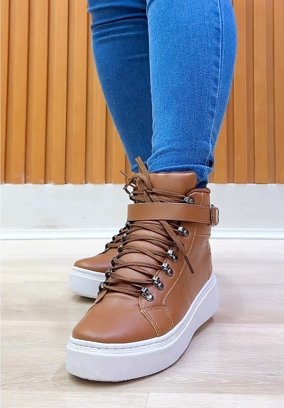 Apaixonada pelo nosso Tênis Botinha Caramelo. Usariam? #lojadecalcadosfemininos #sapatosfemininos #calcadosfemininos #modafeminina #tenisbotinha 