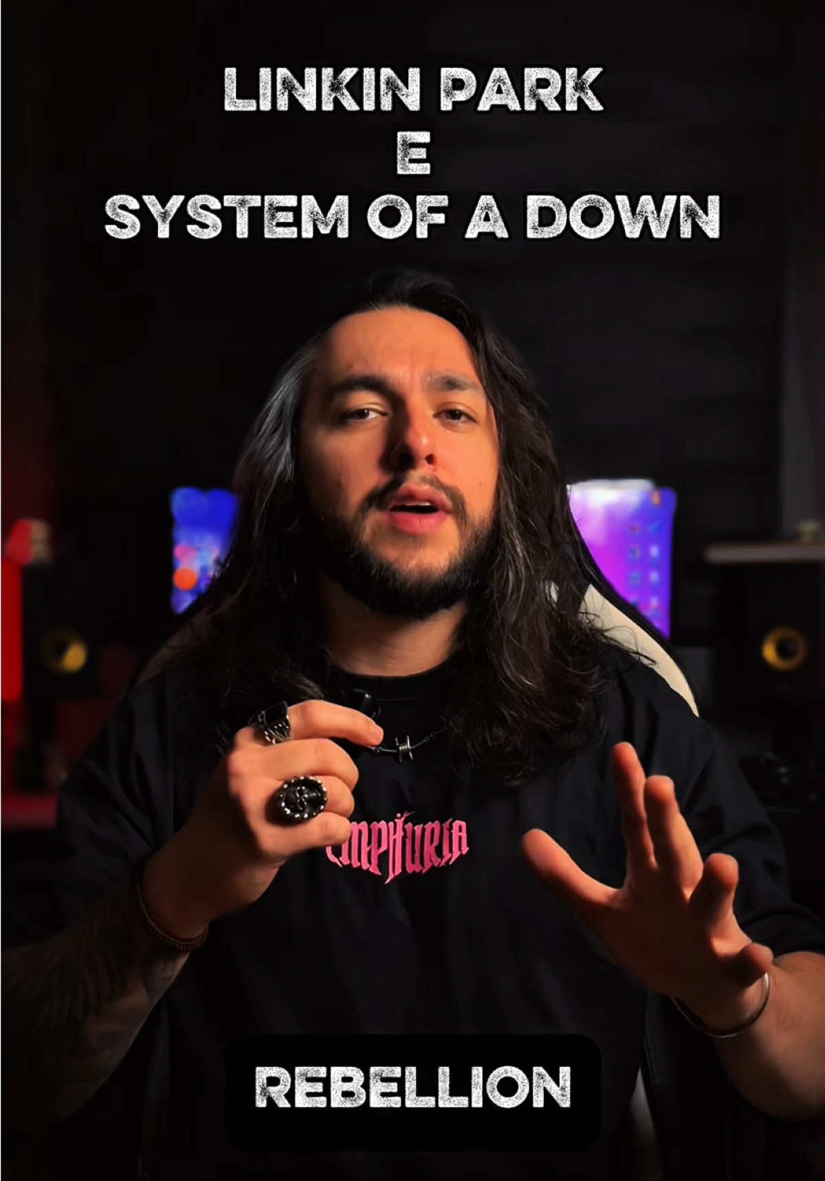 LP e SOAD juntos? 🤔 . Rebellion foi o quarto single lançado do álbum HUNTING PARTY (2014) e tem a participação muito característica do Daron Malakian na composição das guitarras. . Você já sabia dessa?  Me conta aqui nos comentários, qual a sua música favorita desse álbum 👇🏻👇🏻👇🏻 . . #linkinpark #systemofadown #lp #soad #rebellion #huntingparty #chesterbennington #mikeshinoda #daronmalakian #rock #metal #numetal #gabrielbuxini #curiosidades #curiosidademusical 