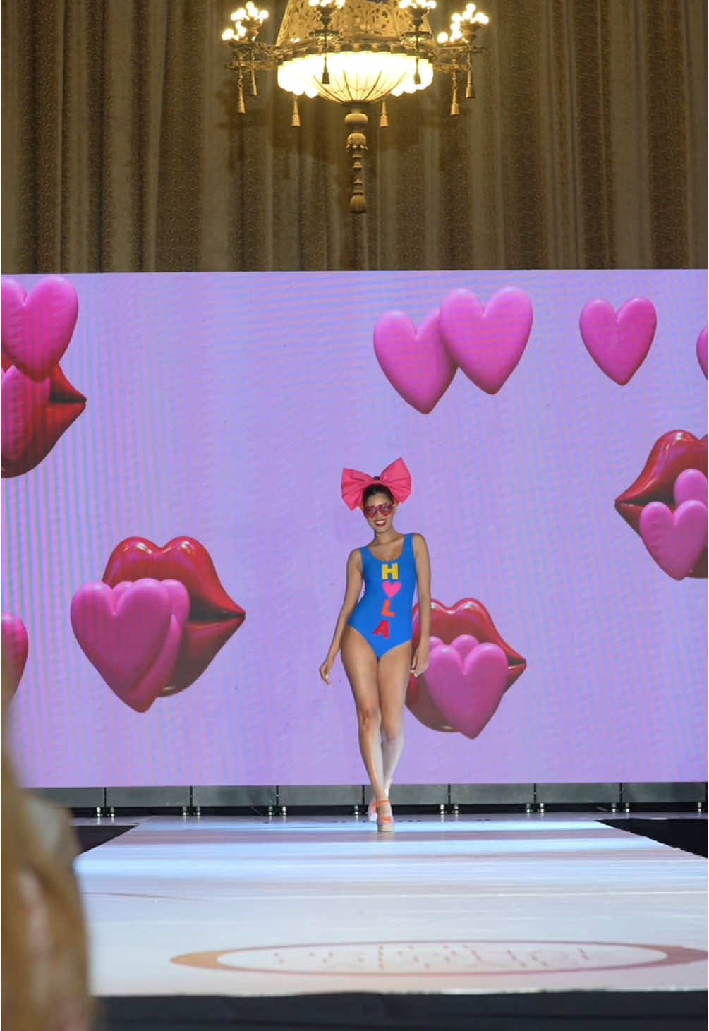 Haciendo lo que amooooo  Modelando para la gran Ágatha Ruiz de la Prada en Miami 🫶🏻 #model #modelo #modeling #Runway #parati #swimsuit #pink #miamibeach 