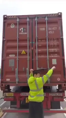 Imagina abrir um container achando que tá tudo certo… e do nada: Uma caixa cai e vem em sua direção! Foi isso que aconteceu com um trabalhador que, ao remover os lacres de segurança, abriu o container e uma caixa acabou atingindo ele. Ainda bem que não era tão pesada… mas e se fosse? 👉 Será que ele conferiu se tinha carga solta? 👉 Será que a empresa tem um procedimento seguro pra abertura de containers? 👉 E você, teria feito diferente? #SegurançaEmPrimeiroLugar #PrevençãoÉTudo  #TrabalhoSeguroSempre 