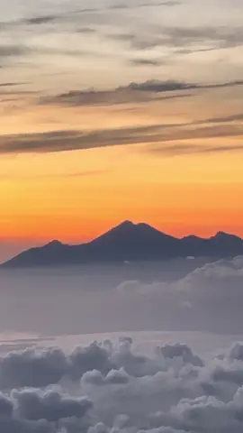 Pesona rinjani dari atap bali #rinjani3726mdpl♥ #gunungagung #fyp 
