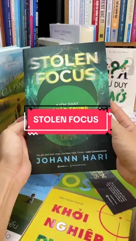 Stolen Focus – kiểm soát sự tập trung giữa cơn bão công nghệ! Tại sao bạn không còn tập trung được nữa? Và làm sao để lấy lại nó? Tác giả Johann Hari – người từng trải qua cuộc “cai nghi.ện internet” – đã thực hiện hành trình toàn cầu để khám phá nguyên nhân khiến chúng ta mất khả năng tập trung trầm trọng, từ công nghệ, môi trường sống đến giáo dục và văn hóa. Cuốn sách hé lộ: 	•	Những sự thật gây sốc về cách mạng xã hội, điện thoại và hệ thống kinh tế đang đánh cắp sự tập trung của bạn. 	•	Những nghiên cứu khoa học sâu sắc và lời khuyên thực tế giúp bạn khôi phục năng lực chú ý, sáng tạo và kết nối thực sự với cuộc sống. 	•	Một lời cảnh tỉnh mạnh mẽ, đồng thời là bản hướng dẫn để bạn làm chủ thời gian và tâm trí của chính mình trong thời đại bị xao nhãng liên tục. Nếu bạn cảm thấy mình làm việc kém hiệu quả, mất động lực, khó tập trung hoặc đang nuôi dạy một thế hệ “đứt đoạn tư duy” – thì cuốn sách này chính là giải pháp bạn cần!#tiemsachbinhyen #BookTok #sachhay #sách #reading #stolenfocus 