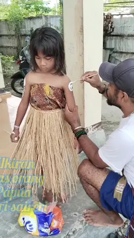 Ukiran khas orang papua pada manusia adalah ukiran yang dilukiskan pada tubuh manusia, dikenal juga sebagai body painting, yang menggambarkan kehidupan manusia dan alam di saireri Ukiran ini sering menampilkan motif hewan, tumbuhan, dan alam sekitar, serta simbol-simbol seperti perahu, kerang, dan alat panggur sagu.  #dekaiyahukimopapuapegunungan  #budayapapua  #fyp 