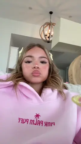 takis yumm 😋 #fyp #foryoupage #influencer #blowupthisup #trendingvideo #presleefaith #likes #iloveyou #makeup #outfit #bahamas #pinkpalmpuff #viral #theglowhouse #preslee 