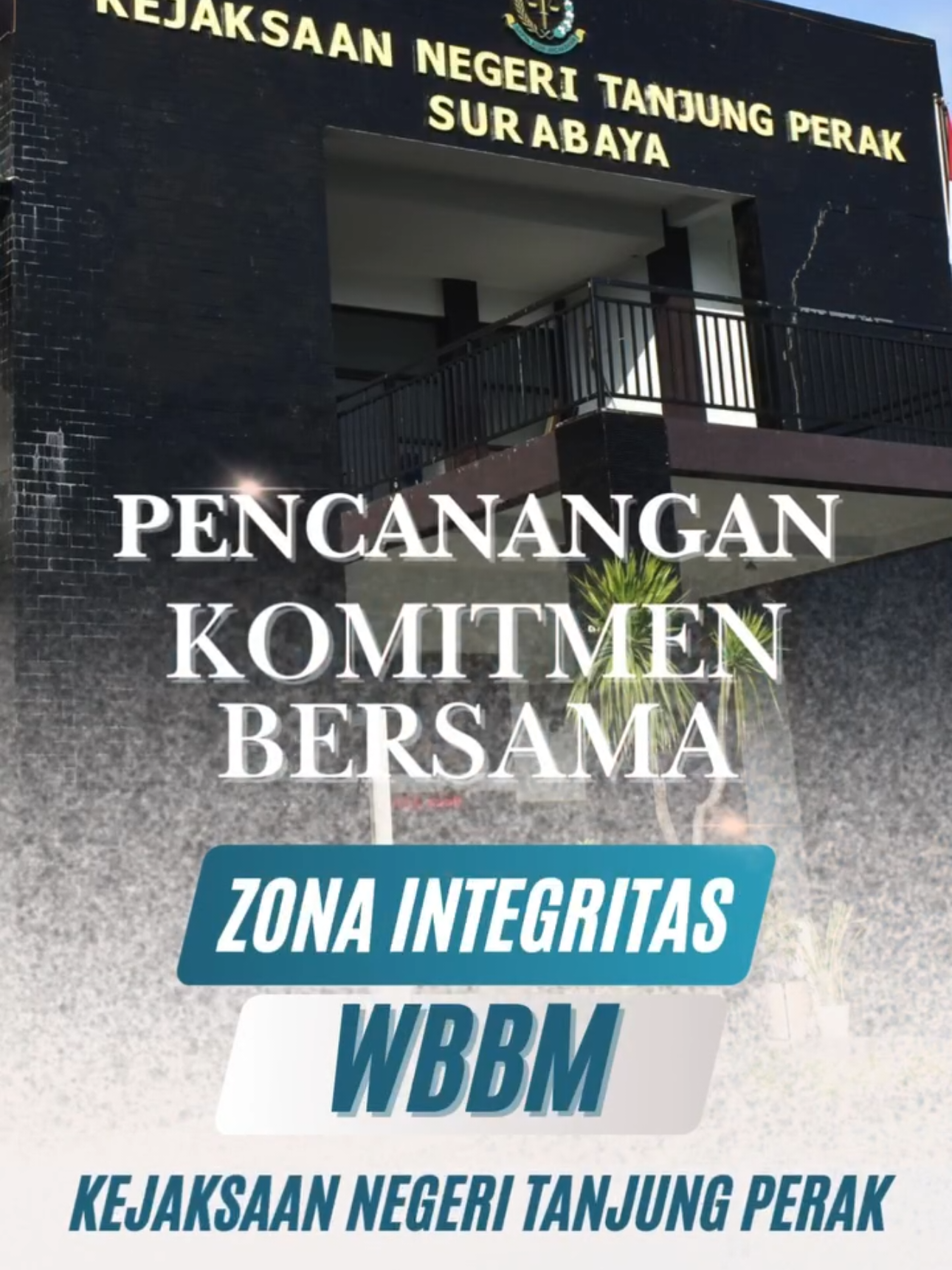 Bertempat di Halaman Kantor Kejaksaan Negeri Tanjung Perak, telah dilaksanakan Giat Apel Pagi Rutin yang diikuti oleh seluruh pegawai dan pramubakti Kejaksaan Negeri Tanjung Perak yang dilanjutkan dengan Penandatanganan Pakta Integritas dalam Pencanangan Zona Integritas menuju Wilayah Birokrasi Bersih dan Melayani (WBBM). yang bertindak sebagai Penerima Apel Pagi adalah Kepala Kejaksaan Negeri Tanjung Perak, Ricky Setiawan Anas, S.H., M.H., CSSL, yang dalam amanatnya menyampaikan rasa syukur dan terima kasih atas dedikasi seluruh pegawai dalam menjalankan tugas sehari-hari sehingga bisa berjalan dengan semestinya. Beliau juga mengingatkan pentingnya menjaga integritas dan profesionalisme dalam bekerja serta menjaga nama baik Instansi serta diharapkan seluruh pegawai untuk mensukseskan WBBM untuk Satuan Kerja Kejaksaan Negeri Tanjung Perak.  - MANTAP CAK!!-  Melayani | Tulus Hati | Profesional | Cepat | Akuntabel | Kreatif