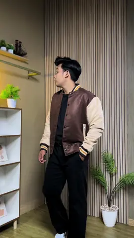 “Sisi dark mode aku keluar pas pake outfit ini 🖤🤎😎 #StreetStyle #gayaditiktok #jaketbomber #delibra 
