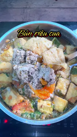 Trời mưa rả rít vầy chỉ có món nước là ngon thôi nè. #bepnhanaudau #nauancungtiktok #bunrieucua #rieucua #bún #ngaymua 