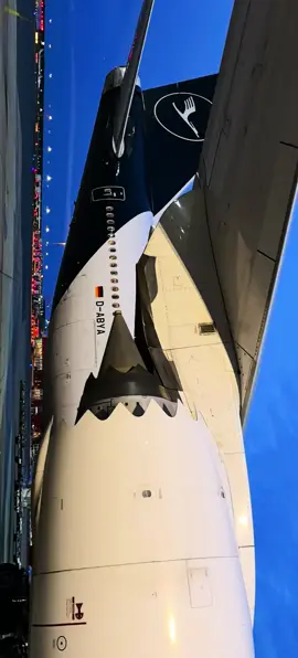 #jumbo #boeing #b747 #lufthansa #planespotting #aviation #aviationdaily #passion #travel #dream #aero #trip #flypシ #FRA #frankfurt #airport #germany🇩🇪 #avgeek #night #sky #taxiway #deepblue 