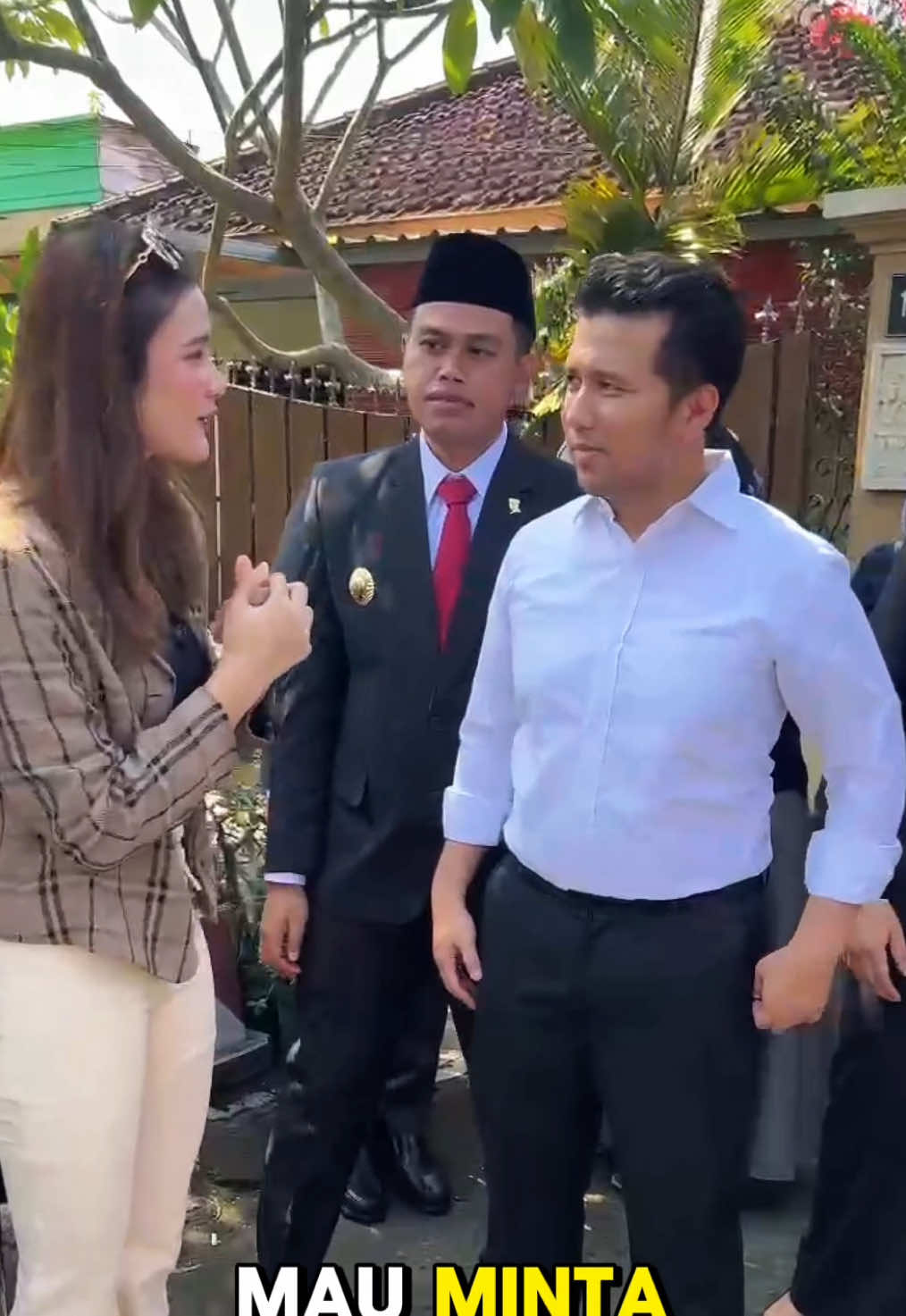 Suatu kehormatan bagi saya , dipilih langsung oleh @Pemerintah Provinsi Jawa Timur menjadi perwakilan influencer kota Blitar , Mohon ijin untuk berkunjung & bertemu sekaligus sedikit wawancara dengan Bapak Wakil Gubernur Jawa Timur , Mas Emil @emildardak dan Bapak Walikota Blitar , Mas Ibin @Mas Ibin serta Ibu Wawalikota Blitar , Mba Elim @Elim Tyu Samba dalam Kunjungan kepada Anak Berprestasi di bidang Animasi Roblox yaitu Adik @aldivi._ 🤗  Tentunya senang atas kesempatan kali ini , mohon maaf apabila adanya kekurangan saya pribadi dalam perkataan maupun sikap dalam video wawancara ini. Semoga apa yang disampaikan beliau terhadap dukungan kepada Anak anak yang berprestasi dalam Animasi Roblox ini , segera terlaksana dengan lancar . Amin .. #fyp #blitar24jam #jawatimur #jatim 