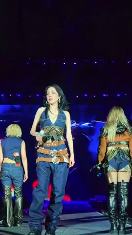She looks beautiful & unreal 🧡 #2NE1 #blackjack #HITCLA2025 #88rising #Sandarapark #Minzy #CL #ParkBom #KpopQueens #Fancam 