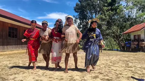 Seni penting bagi jiwa manusia 💃#papuatiktok #papuapegunungan #papua #viral #fyp #tiktok #foryourpage #anaksekolah #jawapride # #bugistiktok #bataktiktok #torajatiktok #oksibilpegununganbintang #indonesia